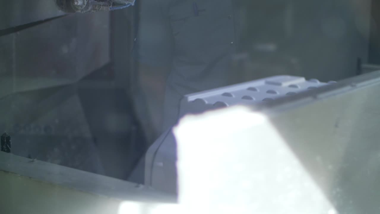 Contenitore di plastica in produzione in una fabbrica di frigoriferi. Stabilimento di elettrodomestici.