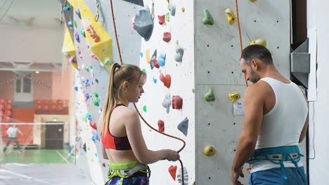 Menschen-In-Einem-Kletterwandzentrum