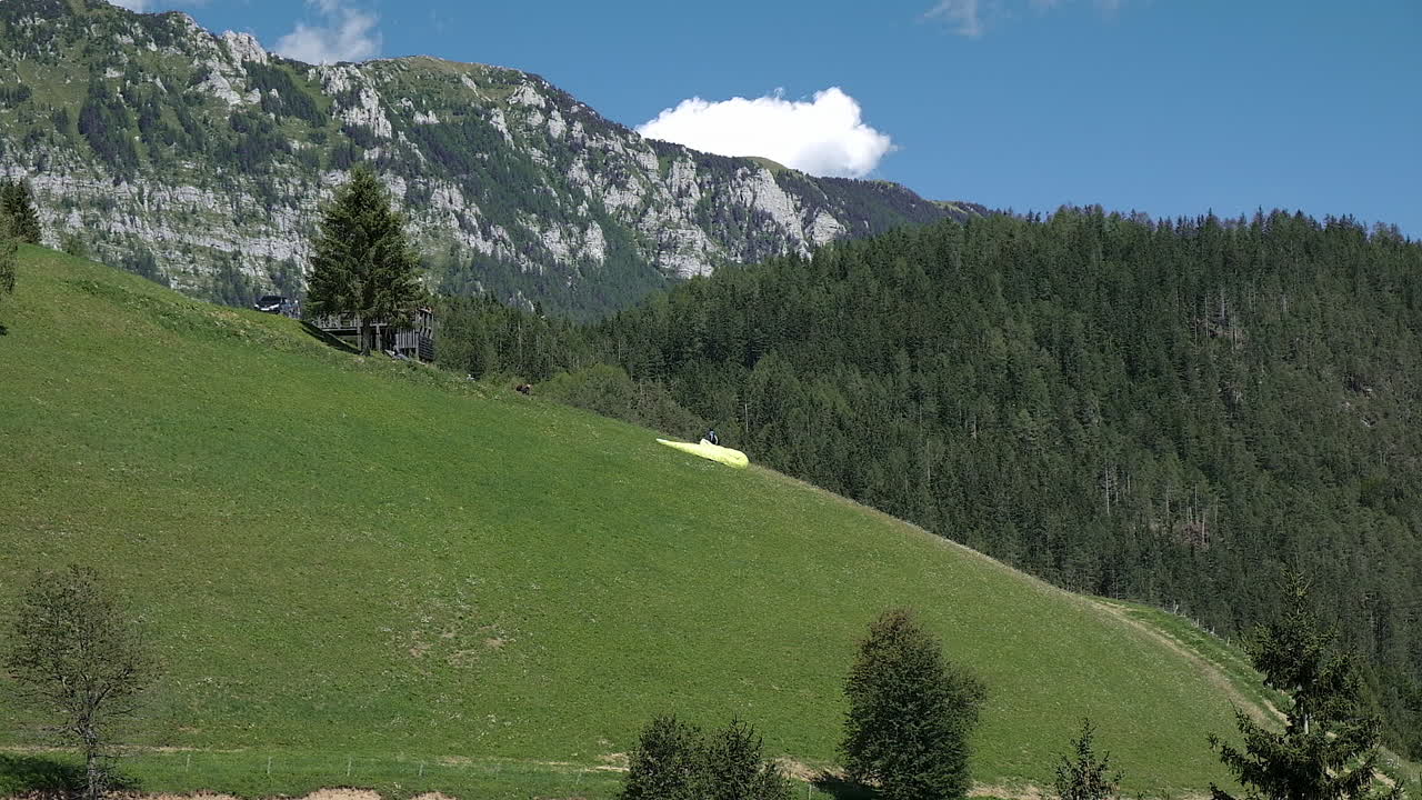 volando en las montañas, parapente en paisaje alpino, concepto de libertad y aventura, deporte de adrenalina, valle de logar en eslovenia