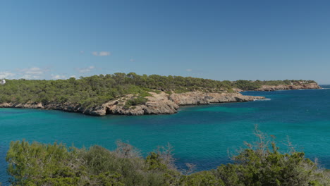 Serena-Bahía-De-Cala-Mondragó-Con-Exuberante-Vegetación-En-Mallorca