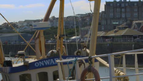 Padstow-Fischerboot-Vertäut-Am-Dock-Inmitten-Der-Ladenfront-Aus-Nächster-Nähe