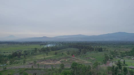 Pull-front-Sobre-El-Lago-Y-El-área-Natural-En-La-Ciudad-De-México