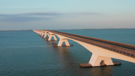 Antenne:-Die-Berühmte-Zeelandbridge-Während-Des-Sonnenuntergangs