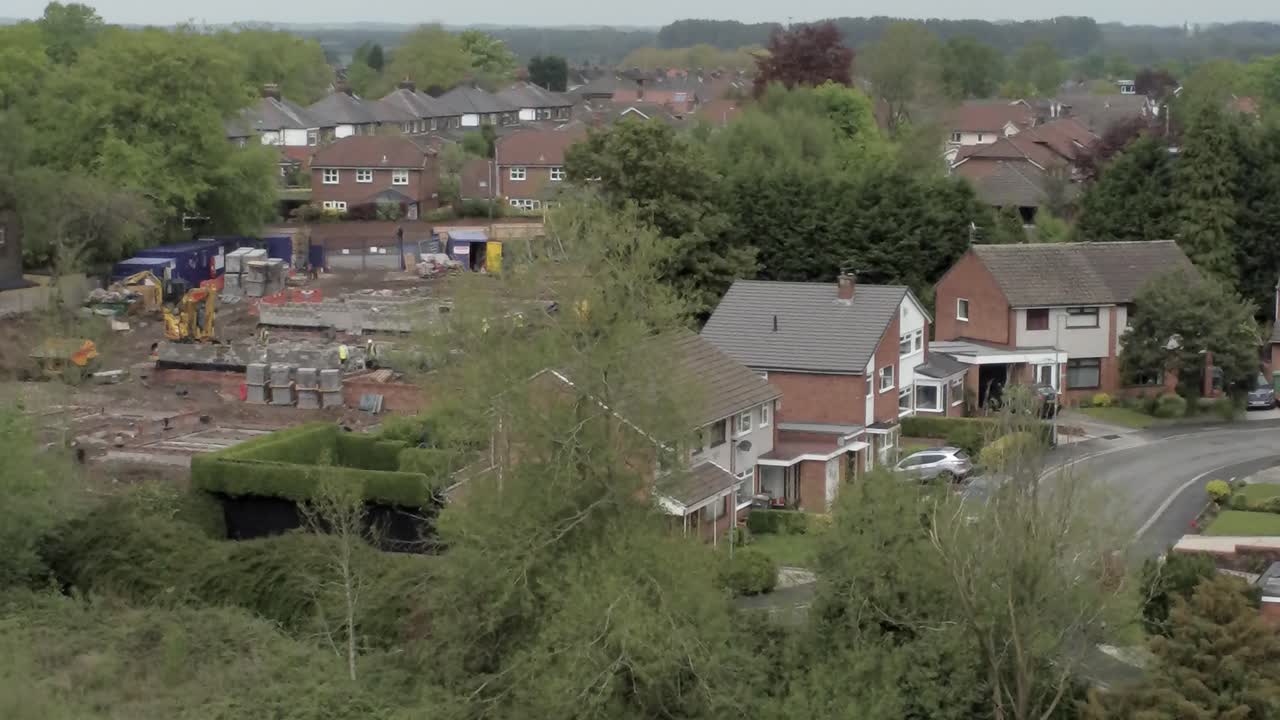 casas y jardines británicos tranquilos propiedad suburbana residencial vista aérea lento pan derecho