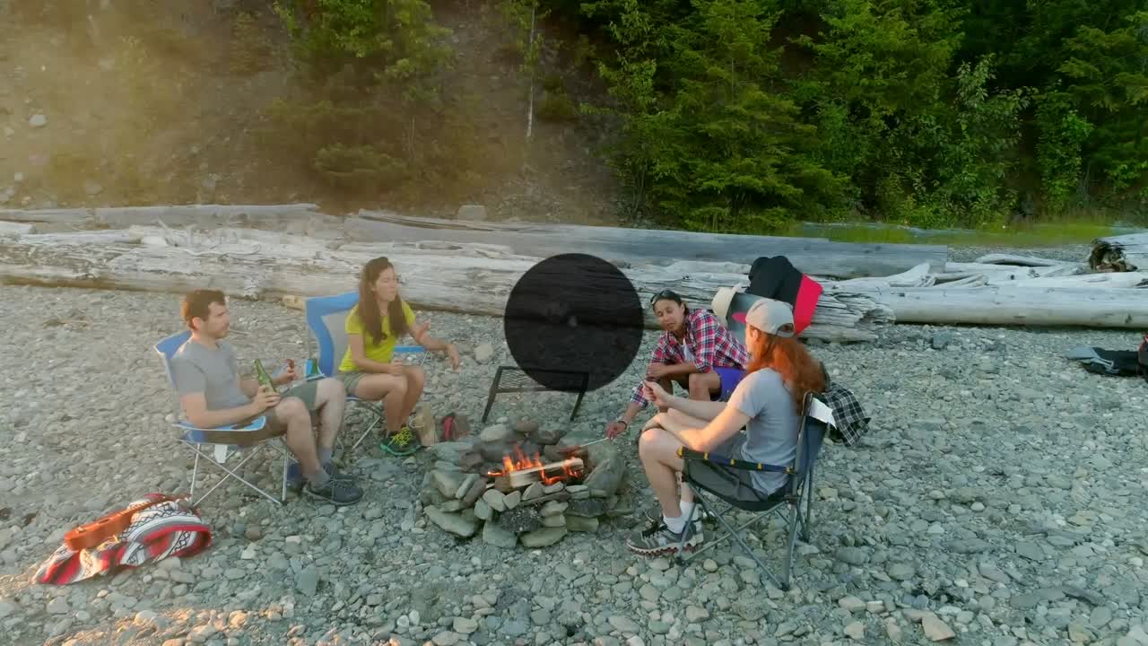 자연에서 캠핑하는 다양한 친구들에 대한 사용자 아이콘과 연결 네트워크의 애니메이션