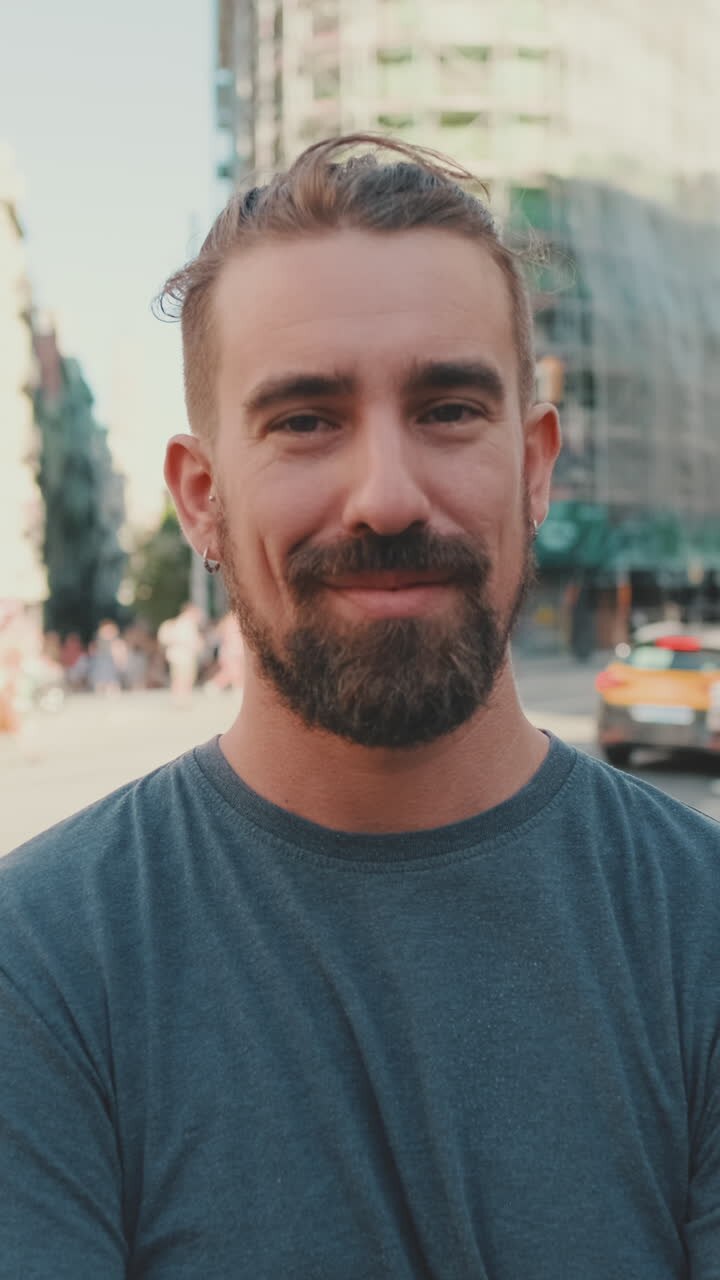 Primo piano di un uomo con la barba
