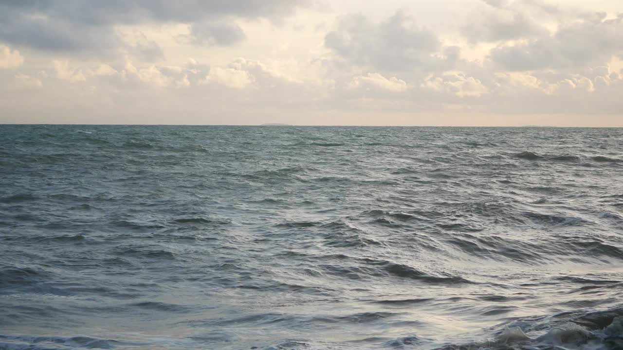 구름과 빛으로 바다 위에 해가 지는 것