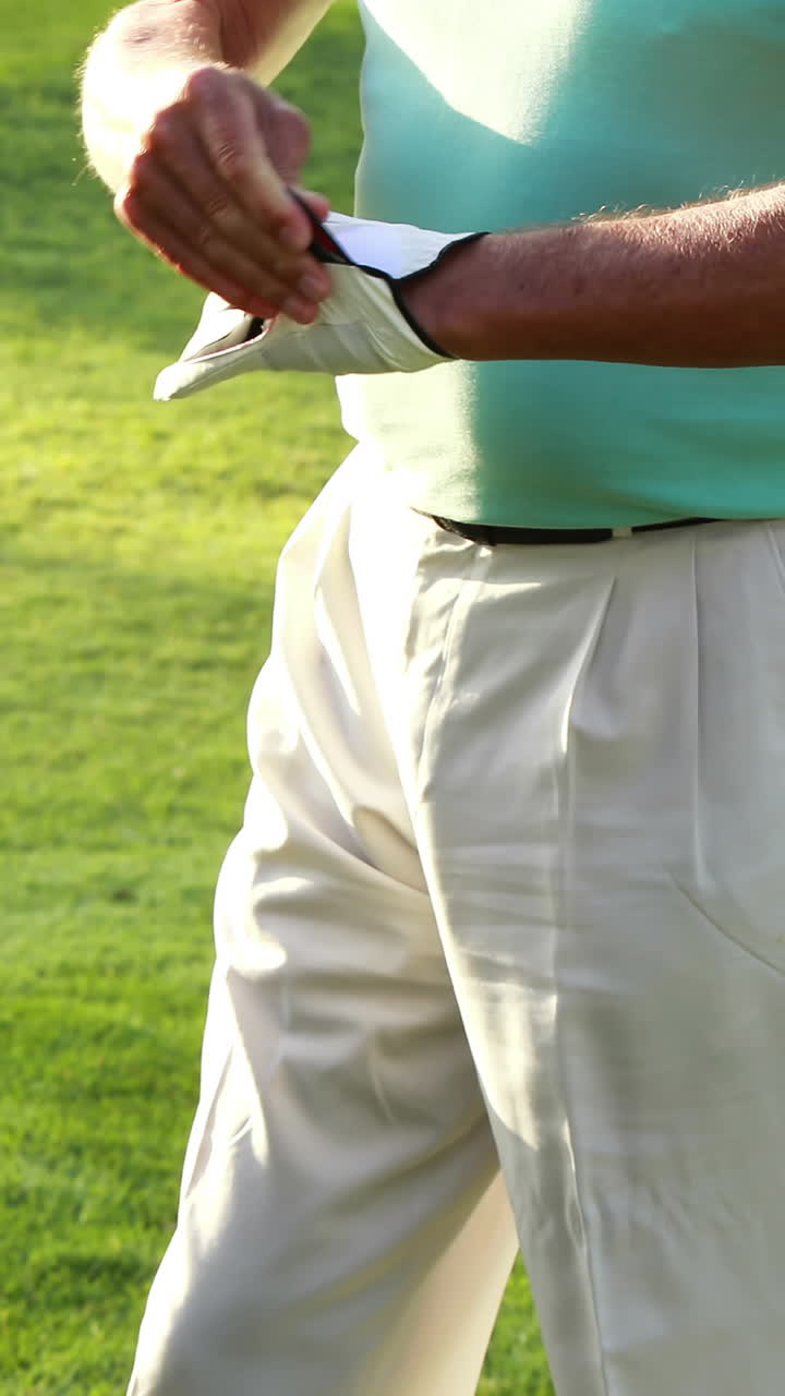 골프 장갑을 입은 남성 골퍼의 중간 섹션