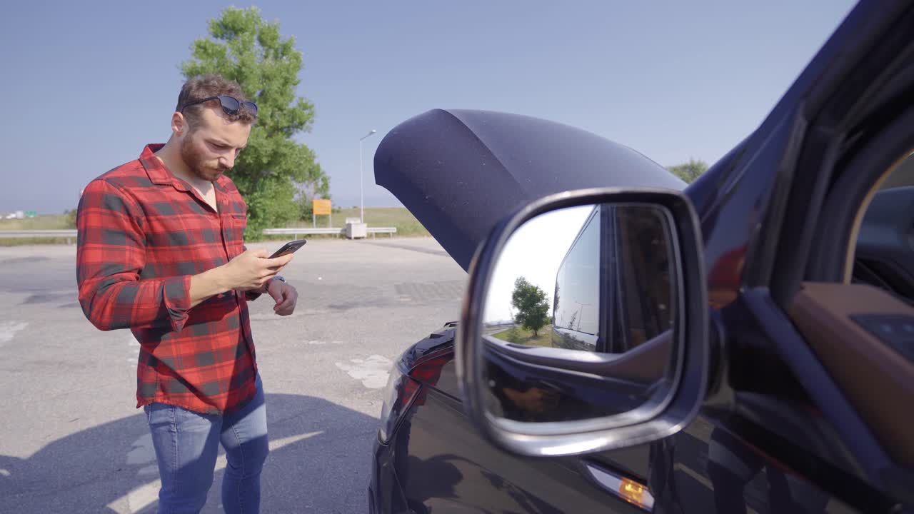 una persona que llega tarde debido a una avería en el coche.