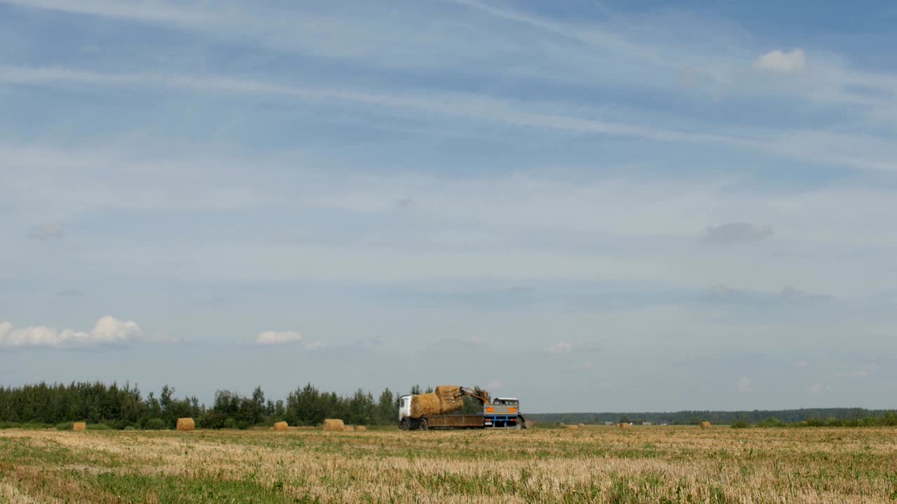 농업, 트랙터는 시골에서 트레일러에 을 습니다.