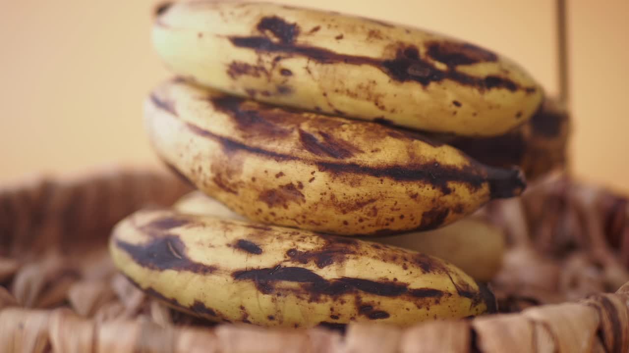 plátanos demasiado maduros en una canasta