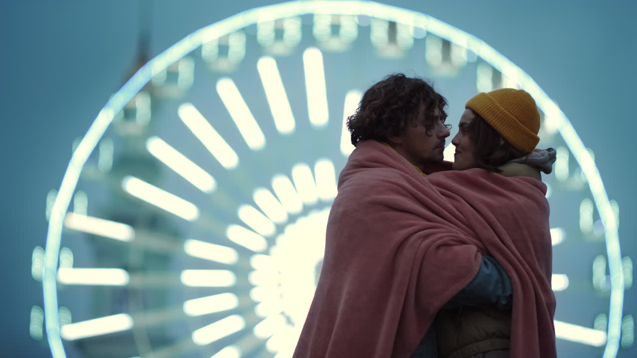 야외에서 포옹하는 사랑의 커플