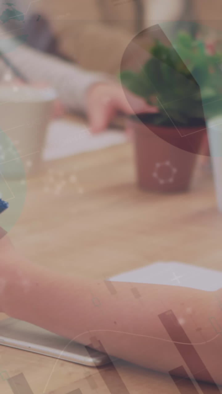 animación del procesamiento de datos financieros sobre la escritura de una mujer de negocios en la oficina