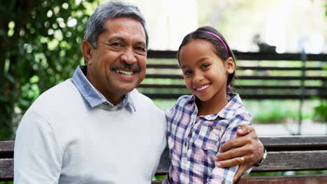 Un-Abuelo-Vinculándose-Con-Su-Pequeño