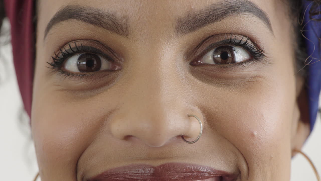 de cerca hermosa mujer hispana cara sonriente mirando ojos felices abriéndose