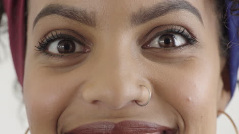 de cerca hermosa mujer hispana cara sonriente mirando ojos felices abriéndose