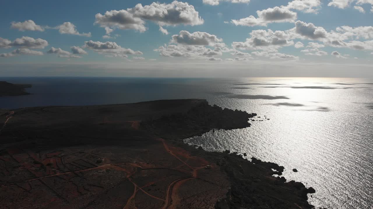 video aéreo de drones del norte de malta cerca de la torre ghajn znuber