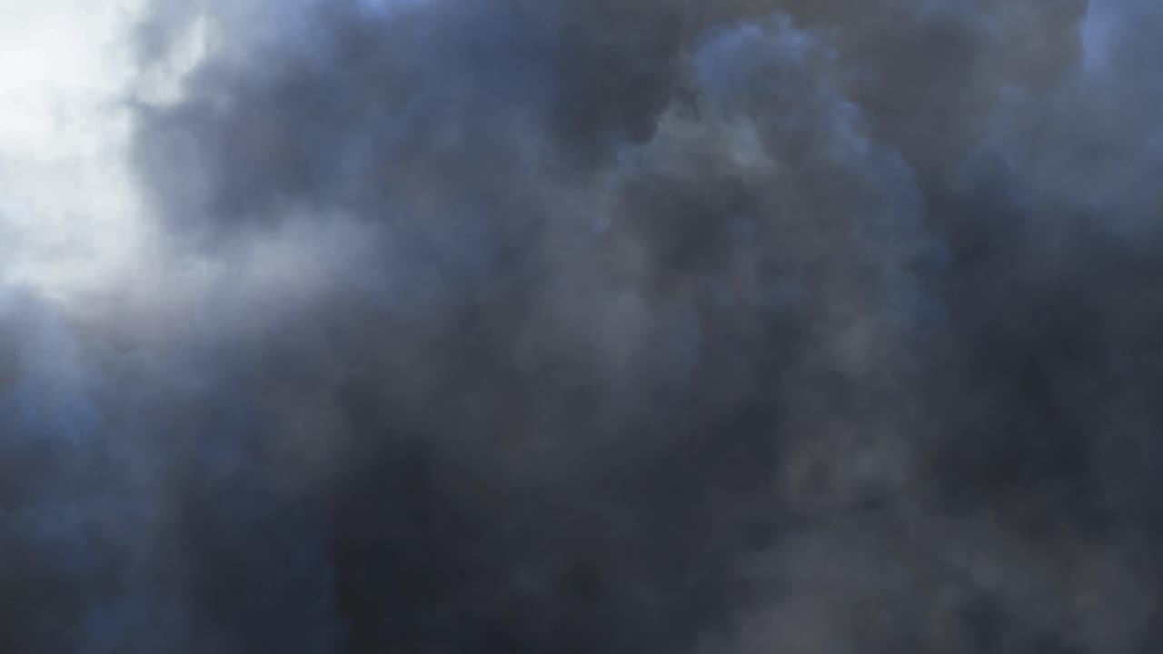 Langit gelap dengan badai petir, latar belakang awan.