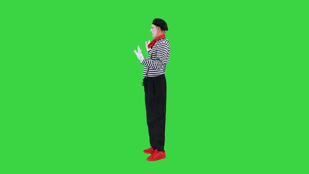 초록색 스크린, 크로마 키에서 상상의 문으로 걸어가는 미미