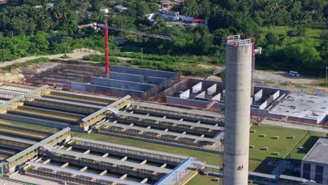 Luftaufnahme-Der-Kläranlage-Mit-Kran-Und-Turm-An-Sonnigem-Tag,-Dominikanische-Republik---Panoramablick