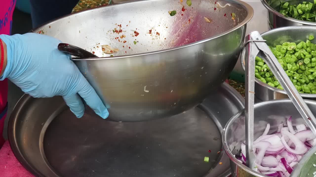 la preparación de la ensalada picante tailandesa som tum