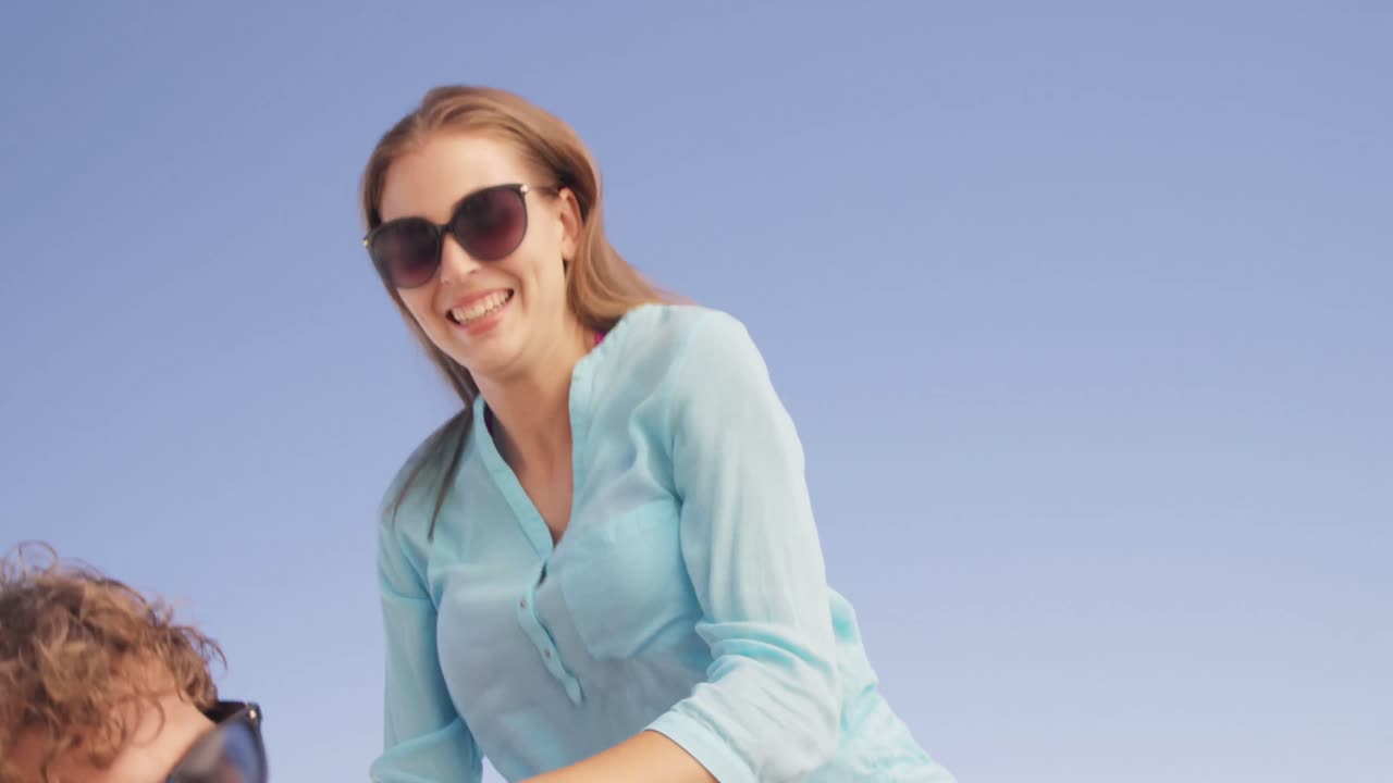 пара, которая веселится вместе.