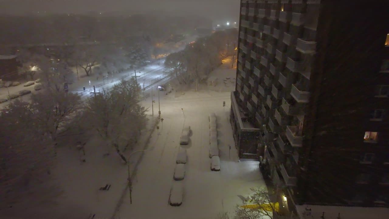 vista de un avión no tripulado de fuertes nevadas que golpean la ciudad de montreal, quebec, canadá