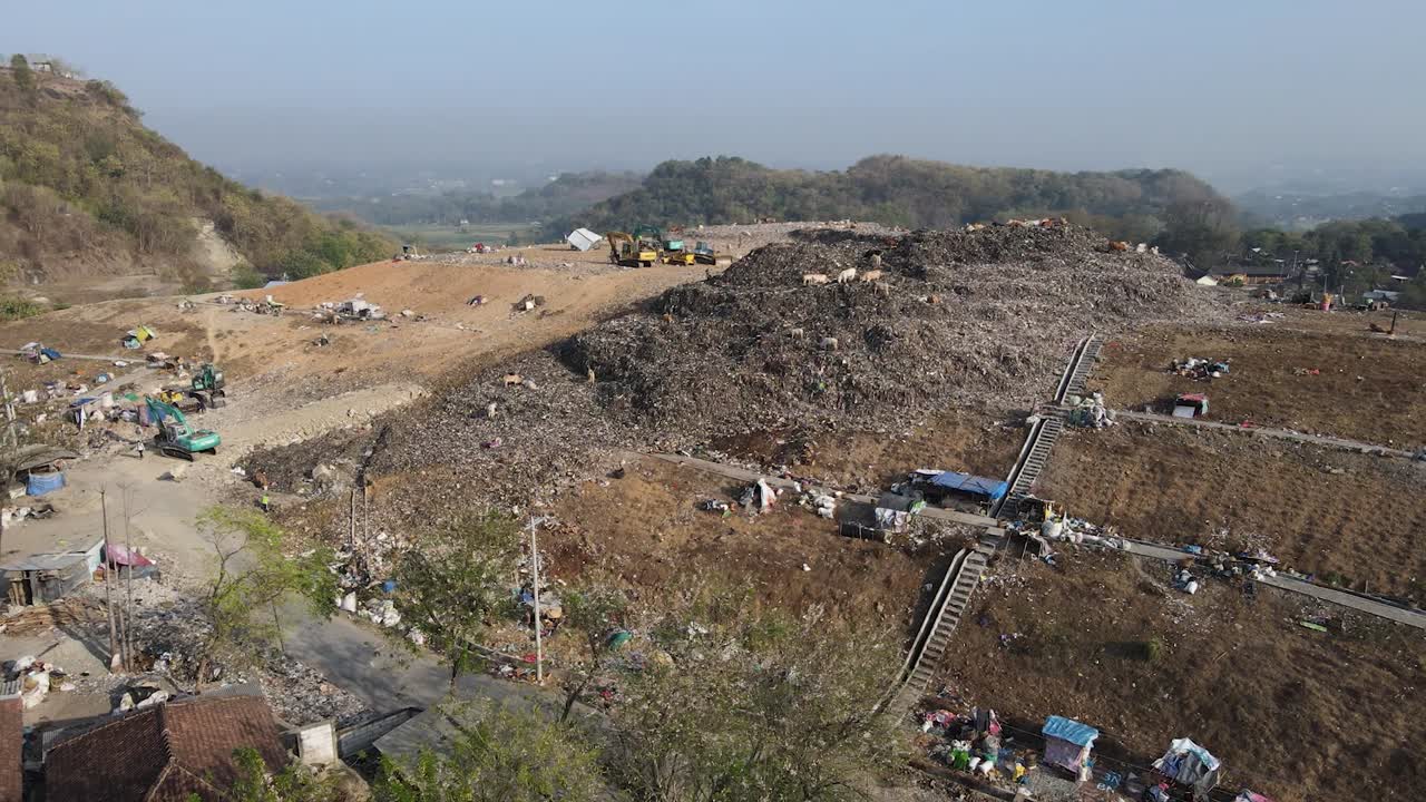 vista aérea, enormes montañas de basura amontonadas en el vertedero de piyungan, yogyakarta