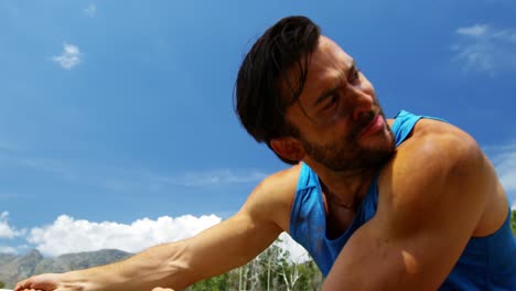 personas en forma jugando al tira y afloja durante el curso de entrenamiento de obstáculos 4k