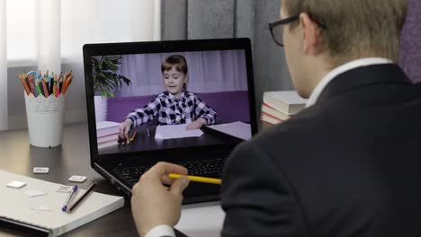 el maestro hace una llamada de video en la computadora portátil con los niños del alumno. educación a distancia