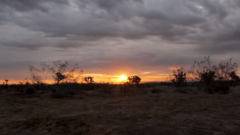 lapso de tiempo de un amanecer en el desierto