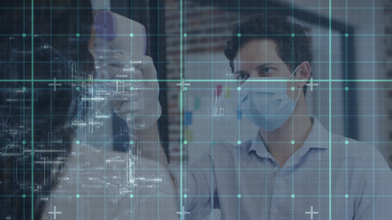 red de cuadrícula de hombre caucásico con máscara facial midiendo la temperatura pistola de colega femenina