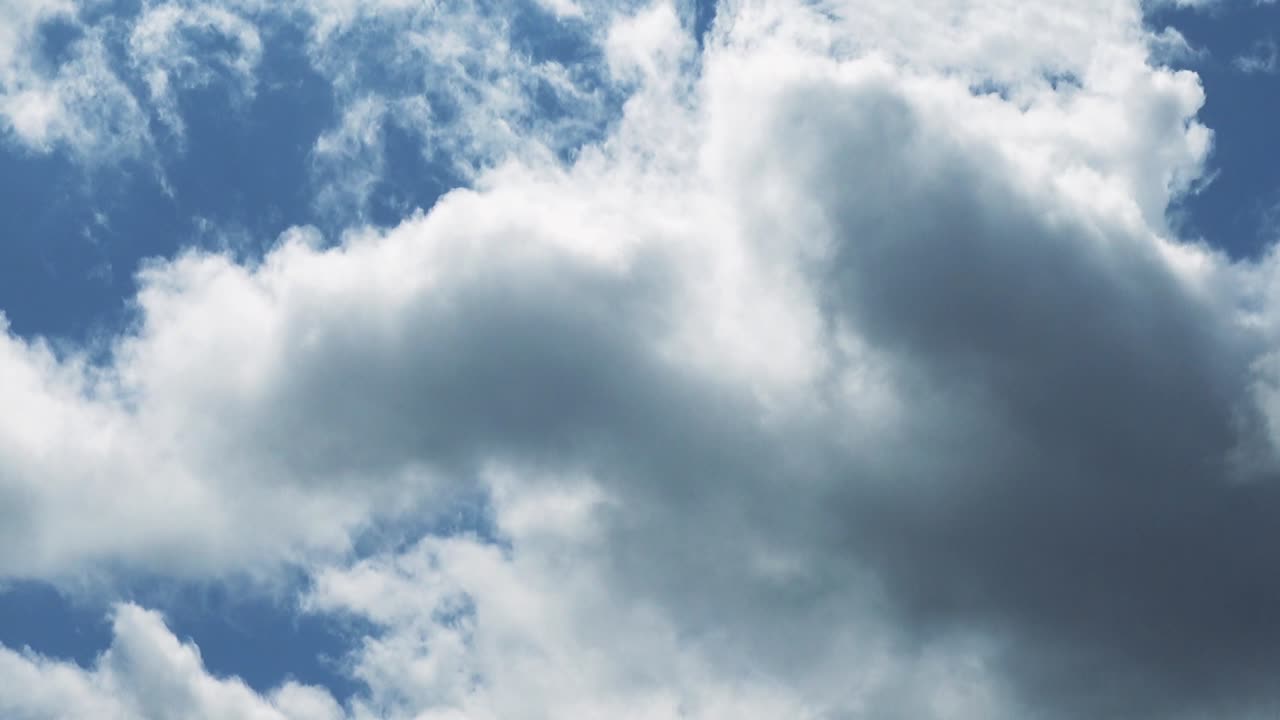 Awan di langit. Cuplikan gerakan awan.