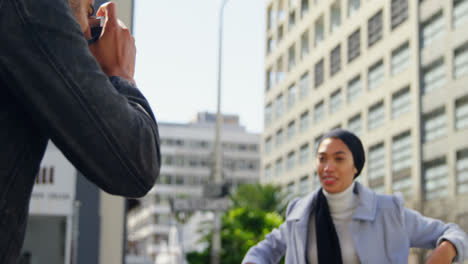 hombre tomando una foto de una mujer con una cámara digital 4k