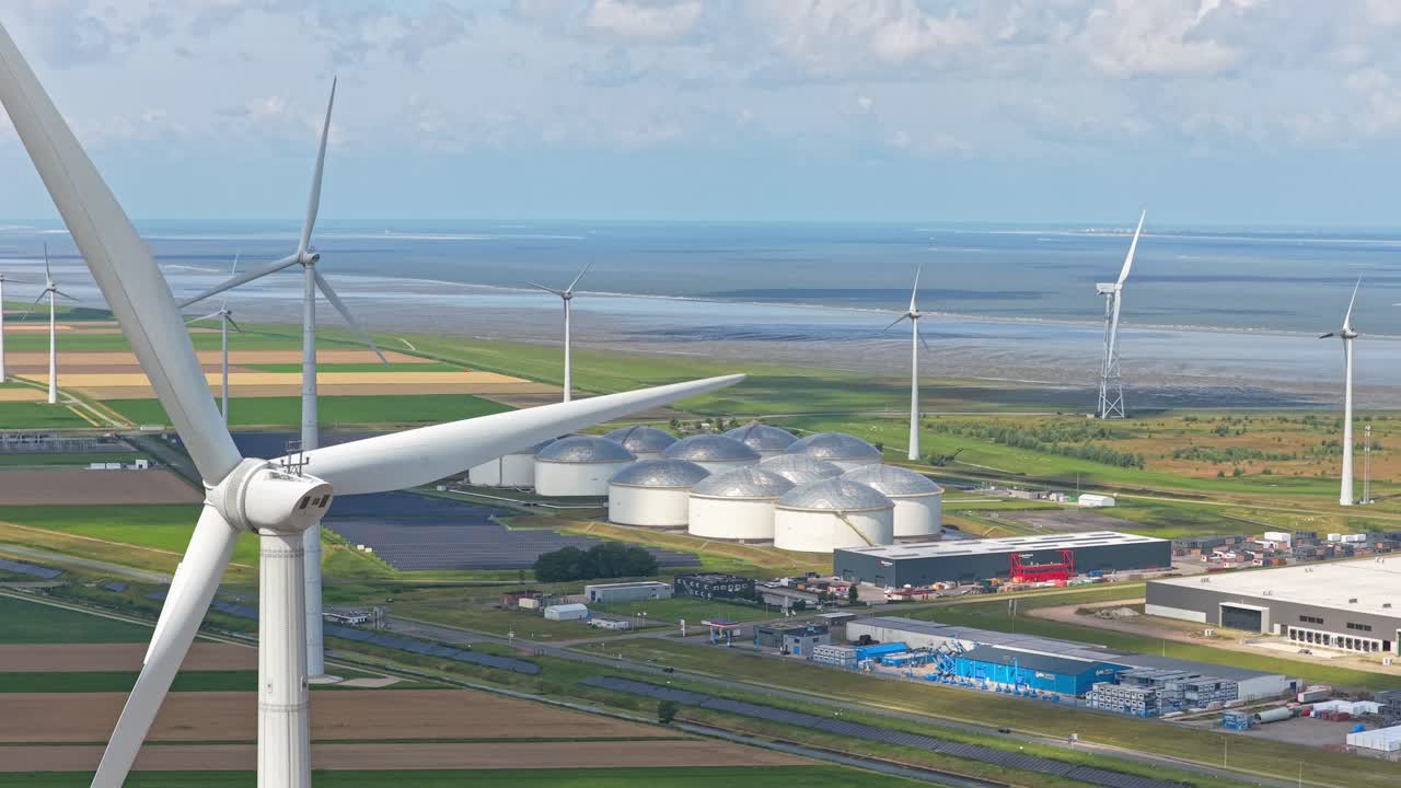 Energia verde pulita da turbine eoliche terrestri su campi aperti, ripresa aerea.
