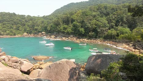 巴西大島 (isla grande) 的一個孤獨的海灣