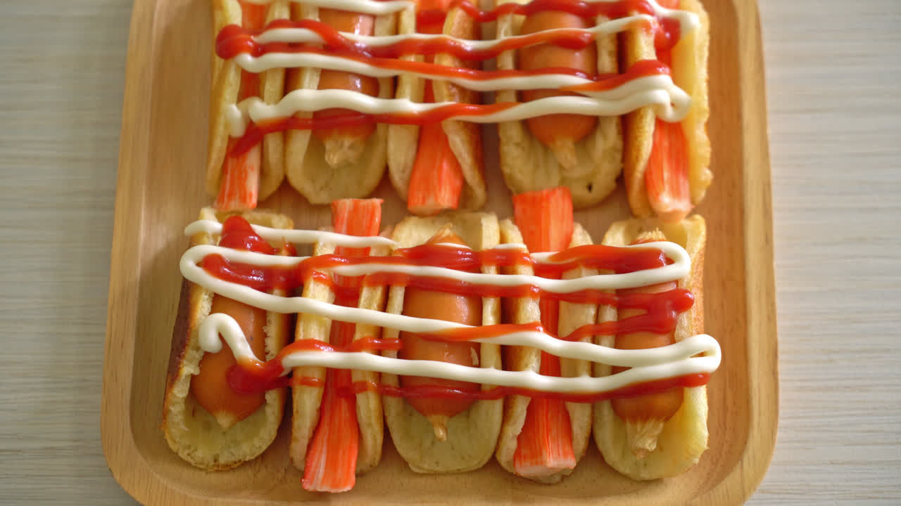 домашний плоский блинчик с колбасой и крабовой палочкой