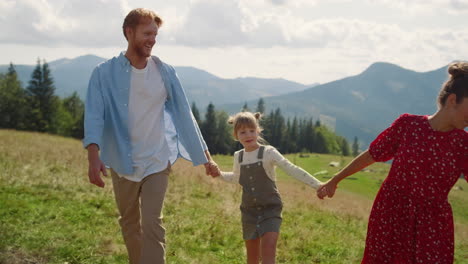 Familia-Pasando-Vacaciones-De-Verano-Juntas-En-Las-Montañas.-Padres-Caminando-Con-Niños.