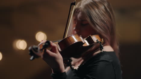 Una-Violinista-Adulta-Está-Tocando-El-Violín-En-La-Escena-De-La-ópera-O-Del-Music-Hall.-Retrato-De-Una-Músico.