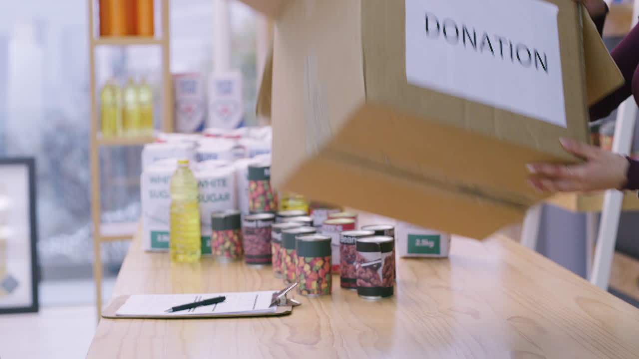 우리는 이번에 기증하기 위해 많은 음식을 수집했습니다.