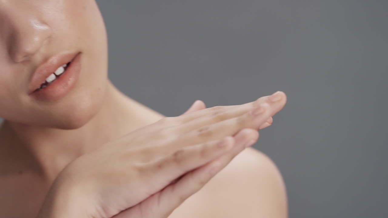 近くの美しい女性 触れる手を撫でる 滑らかな健康な肌 自然な女性的な美しさを楽しむ 感情的なスキンケアコンセプト