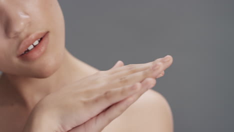 mujer hermosa tocando las manos acariciando la piel suave y saludable disfrutando de la belleza femenina natural concepto sensual de cuidado de la piel