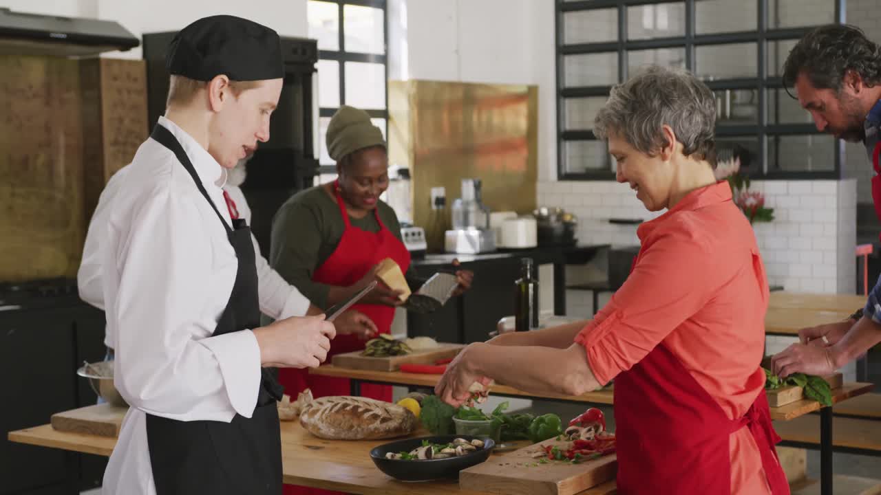 chef explicando qué hacer