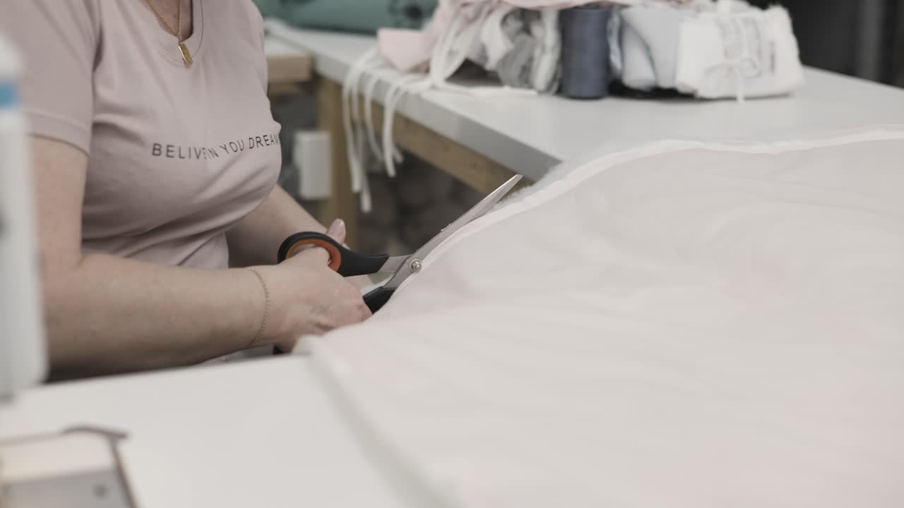 여성 의류 생산을 위한 천을 잘라내는 일