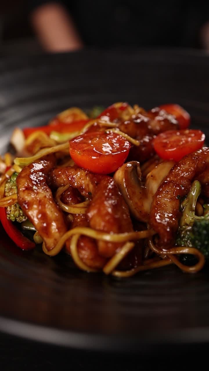 pollo frito con fideos