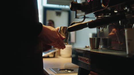 Ein-Barista-Schäumt-Milch-In-Einem-Café-Auf-–-4k