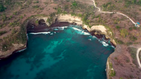 La-Isla-De-Nusa-Penida-Es-Una-De-Las-Atracciones-Turísticas-De-La-Isla-De-Bali-Playa-Cristalina-Playa-Kelingking-ángulo-Playa-Rota-De-Billabong