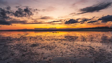puesta de sol sobre la marea baja en uno de los fiordos noruegos