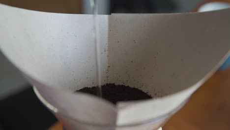 Zeitlupe-über-Kaffeesatz-Mit-Filter-Gießen