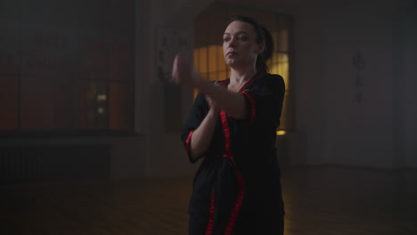 woman practicing wing chun kung fu